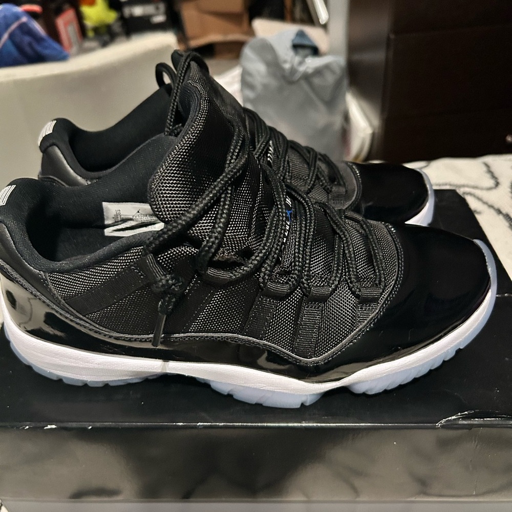 Jordan 11 space jam lows size 10 VNDS worn 2 times comes with og box